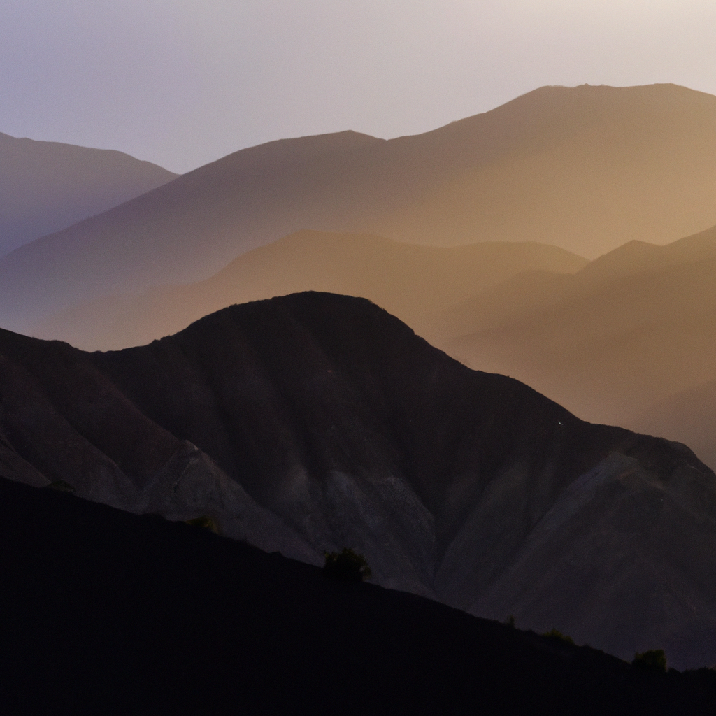 Cordillera de los Andes con neblina al amanecer